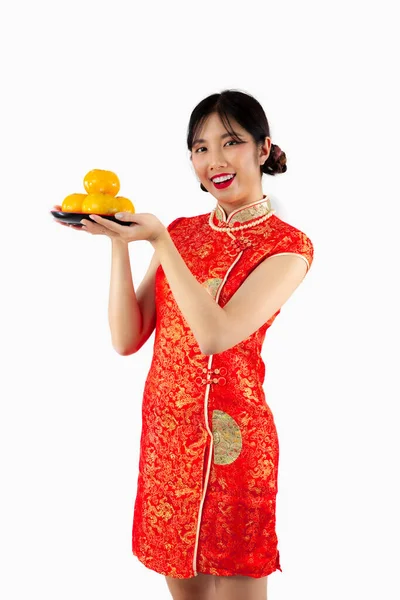 中国の旧正月のコンセプトスタイル 幸せなアジアの女性で赤青サムドレス保持のオレンジのプレート上に白の背景 — ストック写真