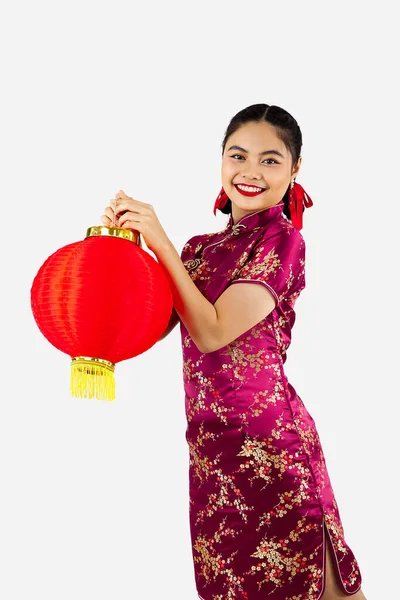 中国新年女性观念 孤身一人 身穿红色旗袍 手持灯笼的亚洲女孩 — 图库照片