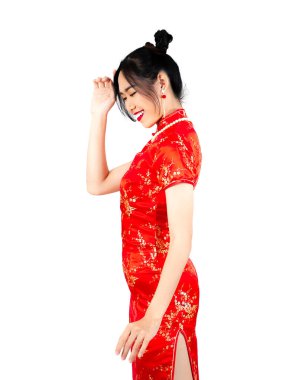 Çinli yeni yıl kadını konsepti, beyaz arka planda kırmızı Cheongsam elbisesi giyen güzel Asyalı kadın.