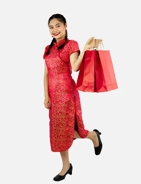 Asiatique Fille Rouge Cheongsam Costume Tenant Des Sacs Provisions Isolés — Photo