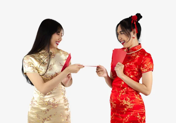 Deux Femmes Asiatiques Costume Oriental Traditionnel Rouge Tenant Des Enveloppes — Photo