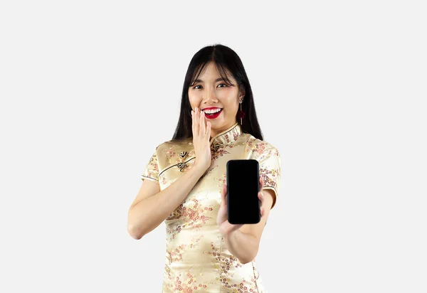 Asian Woman Gold Traditional Oriental Costume Holding Smartphone Black Screen — Stock Photo, Image