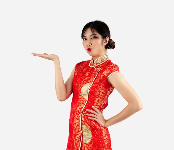 Femme Asiatique Costume Oriental Traditionnel Rouge Montrer Main Droite Isolée — Photo