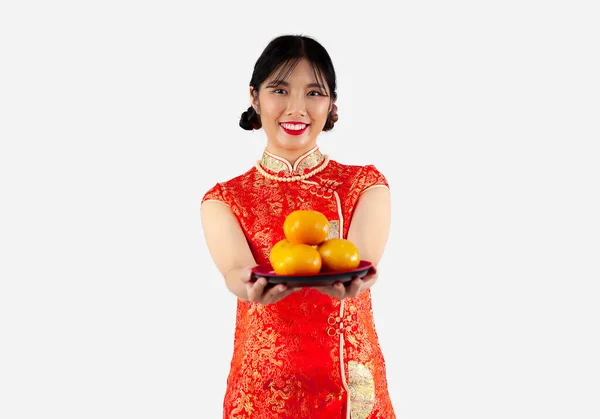 Femme Asiatique Robe Orientale Traditionnelle Rouge Tenant Assiette Oranges Isolées — Photo