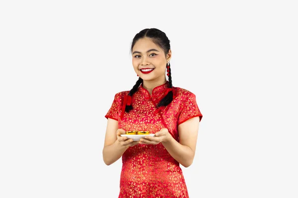 Asiatique Girln Tenant Plaque Thés Costume Oriental Traditionnel Rouge Isolé — Photo