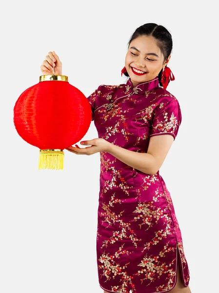 Asiatique Fille Rouge Cheongsam Costume Tenant Lanterne Chinoise Isolé Sur — Photo