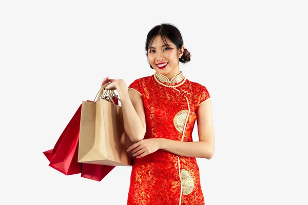 Kinesisk Nytår Shopping Koncept Asiatisk Kvinde Rød Cheongsam Kostume Smilende - Stock-foto