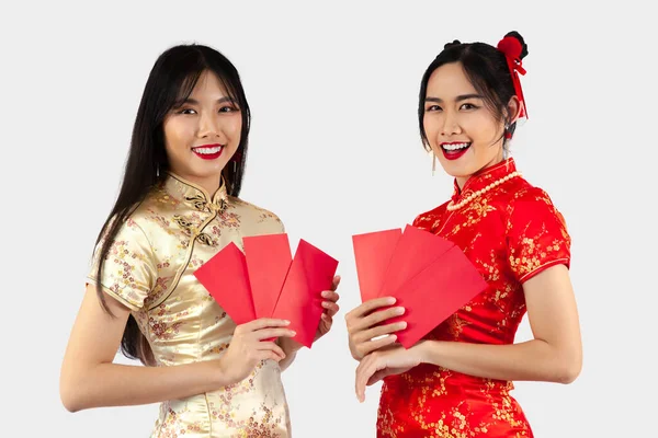 Nouvel Chinois Concept Deux Femmes Asiatiques Cheongsam Dres Tenant Des — Photo