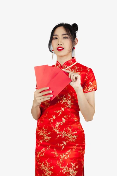Femme Asiatique Cheongsam Rouge Tenant Des Enveloppes Rouges Ang Pow — Photo