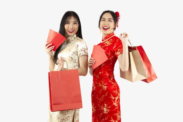 Kinesisk Nytår Shopping Koncept Stil Asiatiske Kvinde Cheongsam Kjole Holder - Stock-foto