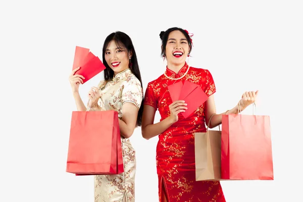 Dua Wanita Asia Dengan Gaun Cheongsam Memegang Tas Belanja Dan — Stok Foto