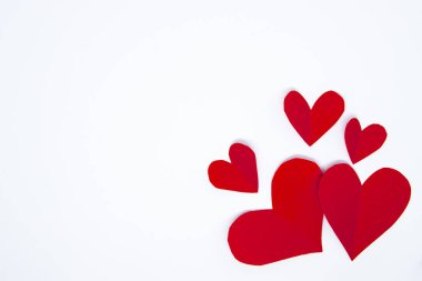 Sevgililer Günü konsepti, beyaz arka planda kırmızı kağıt kalpler. Kopya alanı olan Valentine Kart Tasarımı
