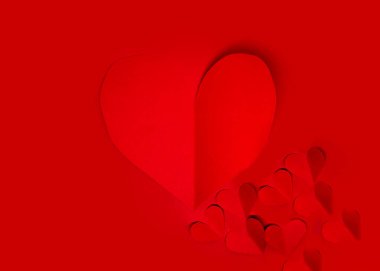 Sevgililer Günü arka planı kavramı, kırmızı arka planda kırmızı kağıt kalpler. Valentine Kart Tasarımı