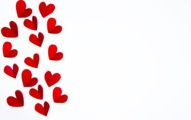 Sevgililer günü kartı konsepti. Beyaz zemin üzerinde kırmızı kalpler, düz yatıyordu