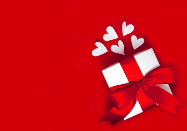 Caixa Presente Com Coração Papel Branco Fundo Vermelho Valentine Background — Fotografia de Stock