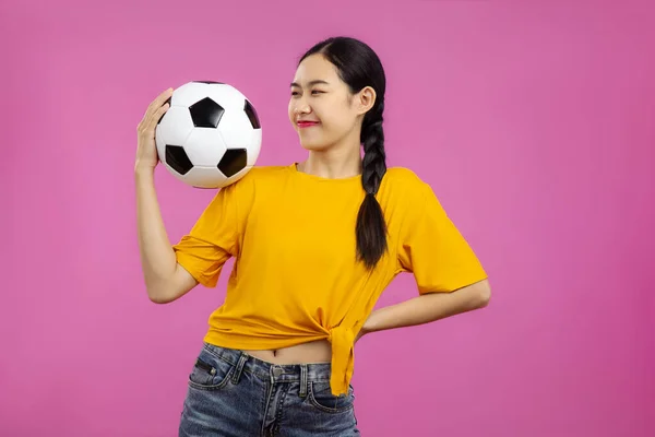 Azji Młoda Kobieta Odizolowanym Różowym Tle Gospodarstwa Piłkę Nożną Piłka — Zdjęcie stockowe