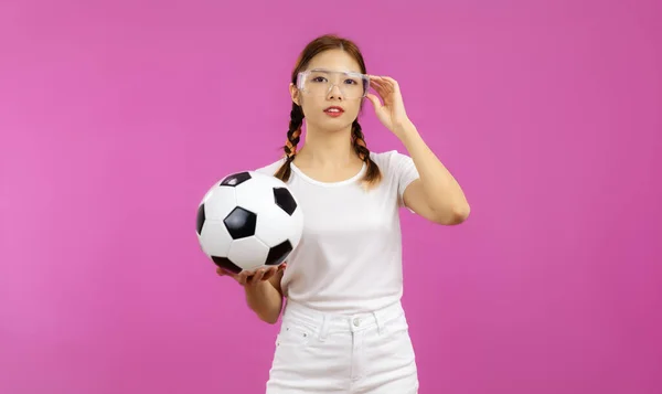 Azji Młoda Kobieta Odizolowanym Różowym Tle Trzyma Piłkę Nożną Sport — Zdjęcie stockowe
