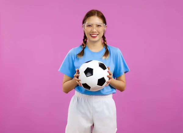 Mujer Asiática Sonriendo Sosteniendo Una Pelota Fútbol Sobre Fondo Rosa —  Fotos de Stock