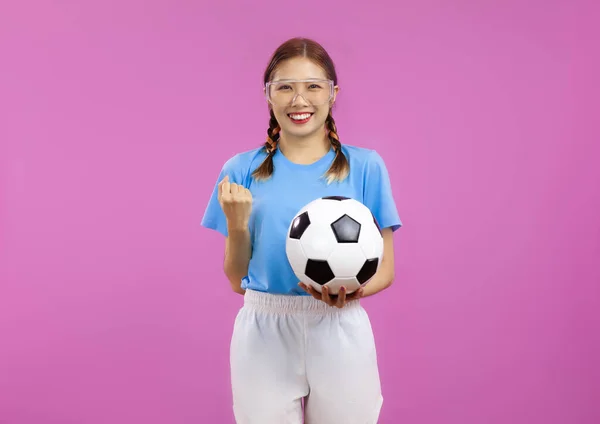 Azji Młoda Kobieta Odizolowanym Różowym Tle Uśmiechnięty Gospodarstwa Piłkę Nożną — Zdjęcie stockowe