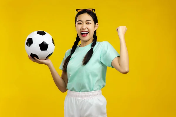 Portret Wesołej Azjatki Trzymającej Piłkę Nożną Żółtym Tle Koncepcja Sportowa — Zdjęcie stockowe