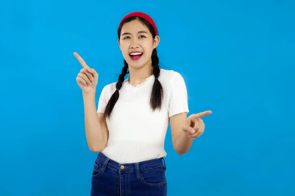 Porträt Lächelnder Asiatischer Mädchen Vor Isoliertem Blauen Hintergrund Konzept Der — Stockfoto