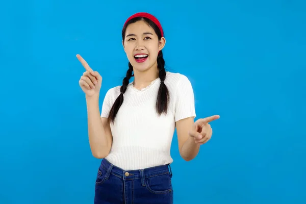 Ritratto Ragazze Asiatiche Sorridenti Sfondo Blu Isolato Concetto Emozioni Della — Foto Stock