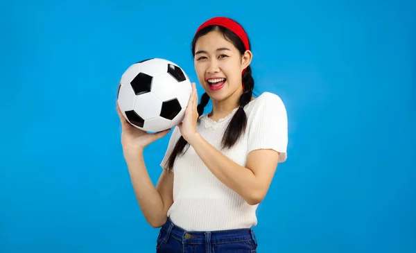 Felice Asiatico Ragazze Calcio Fan Isolato Sfondo Blu Possesso Pallone — Foto Stock