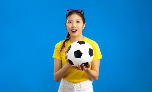 Ásia Jovem Mulher Sobre Isolado Azul Fundo Segurando Futebol Bola — Fotografia de Stock