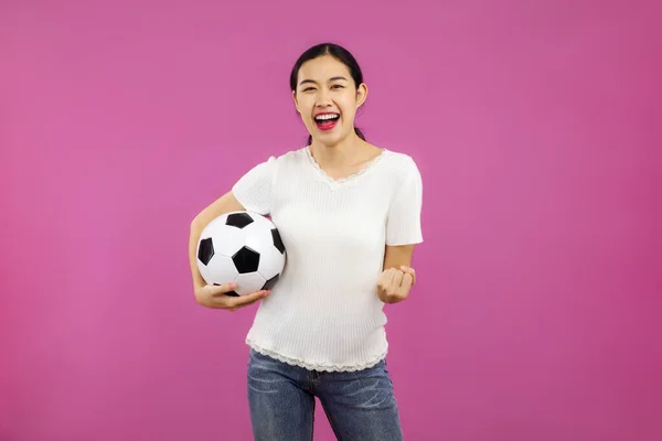 Asian Young Girl Football Fan Odizolowanym Różowym Tle Trzymając Piłkę — Zdjęcie stockowe