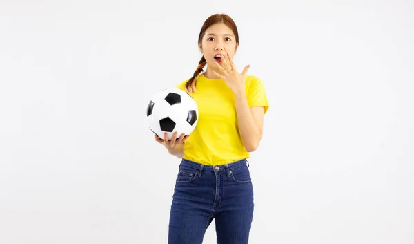 Surpried Asian Girl Football Fan Izolowane Białe Tło Trzymając Piłkę — Zdjęcie stockowe