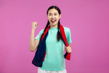 Neşeli Asyalı Kız 'ın fotoğrafı pembe arka plan, spor konsepti