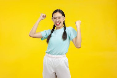 Mutlu Mutlu Genç Asyalı Kız izole edilmiş sarı arka plan, yaz fotoğrafı konsepti