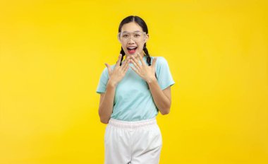 Şaşırmış Genç Asyalı Kadın 'ın fotoğrafı izole edilmiş sarı arka plan, yaz konsepti.