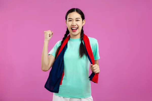 Foto Menina Asiática Alegre Isolado Fundo Rosa Conceito Esporte — Fotografia de Stock