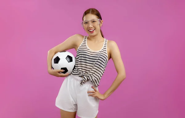 Kolsuz Bluz Giyen Genç Asyalı Kadın Arka Planda Bir Futbol — Stok fotoğraf