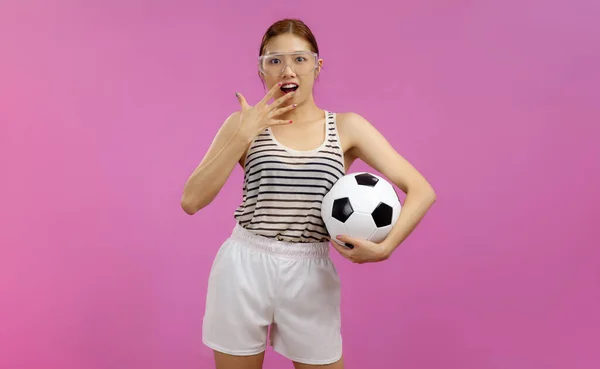 Sorprendido Joven Mujer Asiática Ventilador Fútbol Con Camiseta Aislada Fondo — Foto de Stock