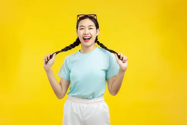 Zdjęcie Happy Young Asian Woman Odizolowanym Żółtym Tle Moda Styl — Zdjęcie stockowe