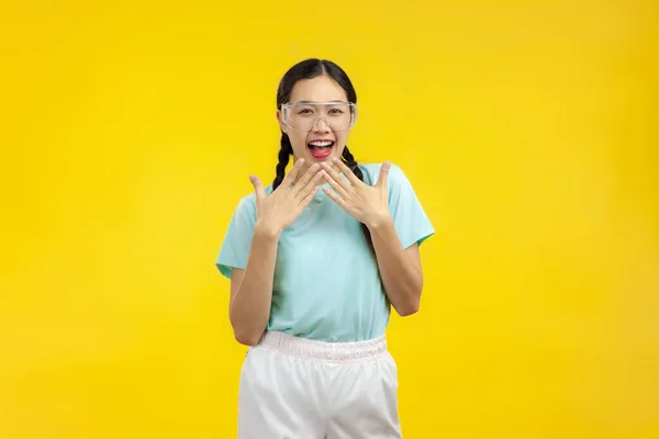 Verrast Jonge Aziatische Vrouw Geïsoleerde Gele Achtergrond Zomer Foto Concept — Stockfoto