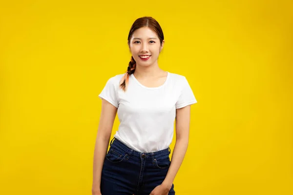 孤立した黄色の背景 ファッション ライフスタイルの夏のコンセプト上のアジアの女性の写真 — ストック写真