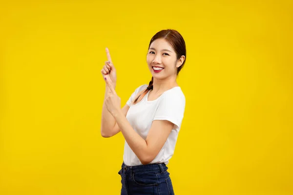 Foto Der Asiatischen Frau Zeigen Promo Tragen Weißes Shirt Isoliert — Stockfoto