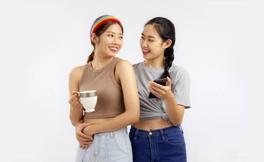 Beyaz arka planda izole edilmiş iki genç Asyalı kadın. lgbt çift kavramı