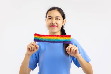 Asyalı bir kadının beyaz arka plandaki stüdyo portresi. LGBT gurur ayı konsepti