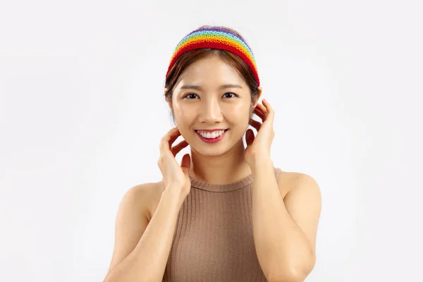 Studio Portrait Jolie Femme Asiatique Portant Bandeau Arc Ciel Isolé — Photo