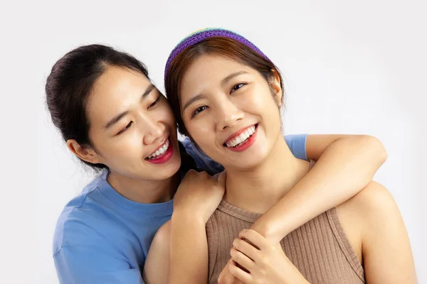 Heureuses Jeunes Femmes Asiatiques Couple Lgbt Isolé Sur Fond Blanc — Photo