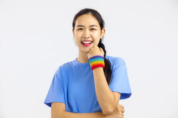 Studioporträt Einer Asiatischen Frau Mit Regenbogenarmband Auf Isoliertem Weißen Hintergrund — Stockfoto