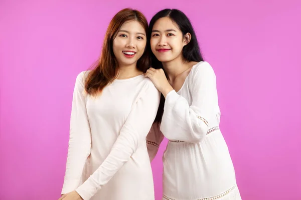 Photo Jeunes Lesbiennes Asiatiques Posant Dans Concept Couple Lgbtq Isolé — Photo