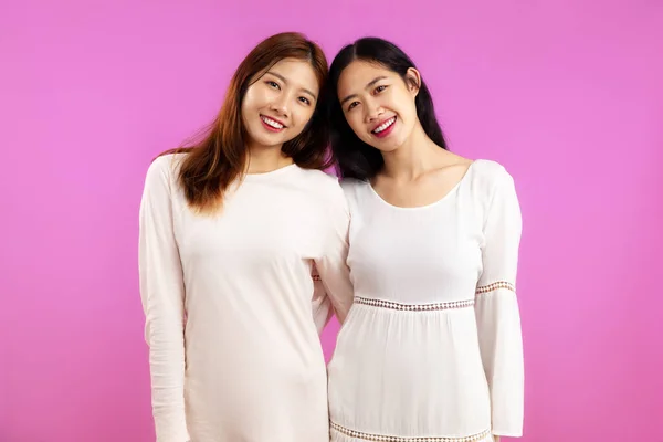 Junge Lesbische Asiatische Frauen Posieren Konzept Der Lgbtq Paar Isoliert — Stockfoto