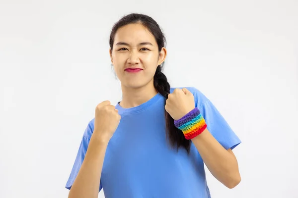 Estúdio Retrato Uma Mulher Asiática Com Pulseira Arco Íris Isolado — Fotografia de Stock