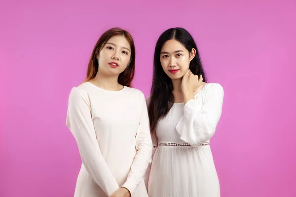 Jong Aziatische Vrouwen Poseren Concept Van Lgbtq Lesbisch Paar Geïsoleerd — Stockfoto