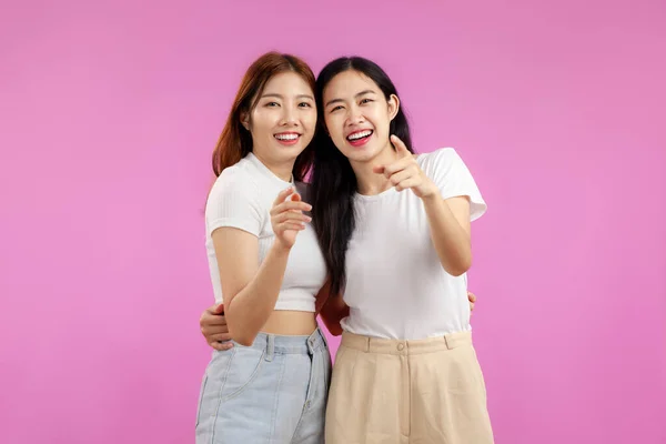 Les Jeunes Femmes Asiatiques Shirt Blanc Posant Dans Concept Couple — Photo
